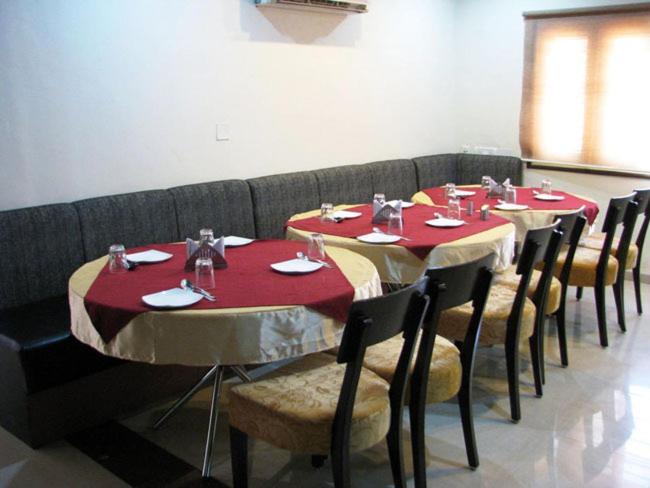Aum Health Resort Vadodara Exterior foto