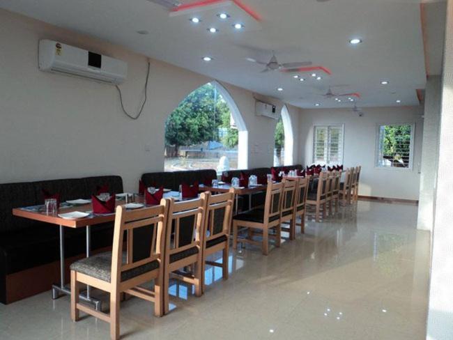 Aum Health Resort Vadodara Exterior foto